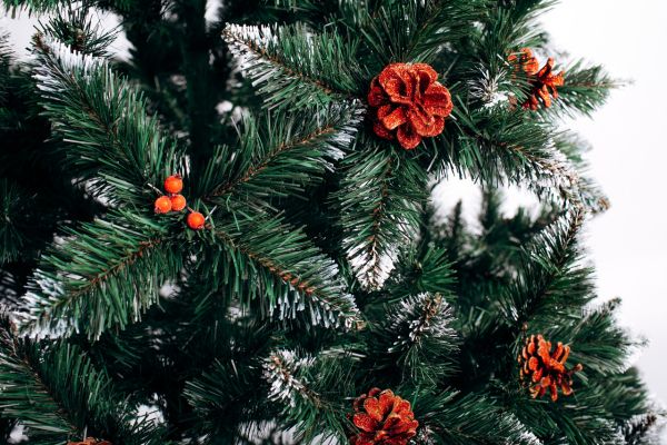 Искусственная ель РОЖДЕСТВЕНСКАЯ с белыми кончиками, шишками и калиной красной 300 см