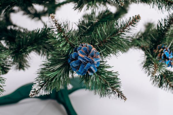 Искусственная ель РОЖДЕСТВЕНСКАЯ с белыми кончиками, шишками и калиной синей 180 см