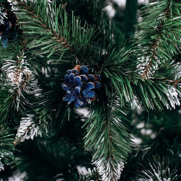 Искусственная ель РОЖДЕСТВЕНСКАЯ с белыми кончиками, шишками и калиной синей 180 см