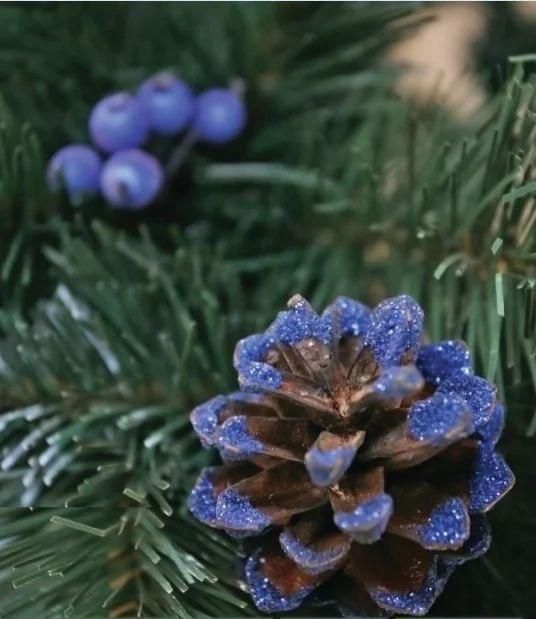 Ель искусственная РОЖДЕСТВЕНСКАЯ с белыми кончиками, шишками и калиной синей 220 см