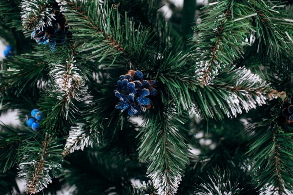 Ёлка искусственная РОЖДЕСТВЕНСКАЯ с белыми кончиками, шишками и калиной синей 250 см