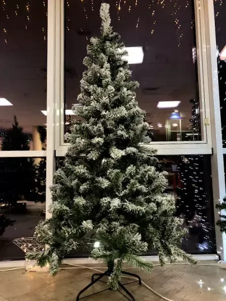 Сосна 1,55м. Millington зелена зі снігом